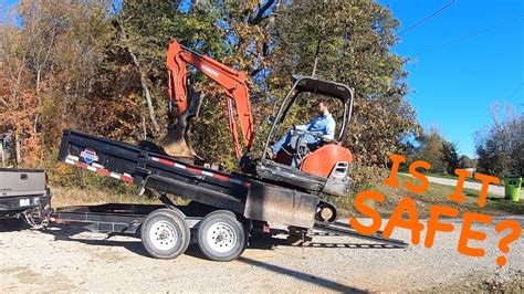 loading mini excavators into dump trailer